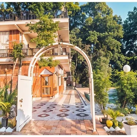 Blue Lagoon Shared Villa By Homeyhuts-1Br Dehradun-2